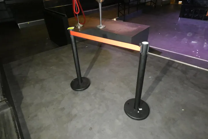 2x Absperrpfosten mit Band
